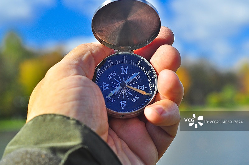手拿指南针走路图片素材