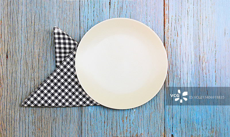 木桌桌布上的白色盘子图片素材