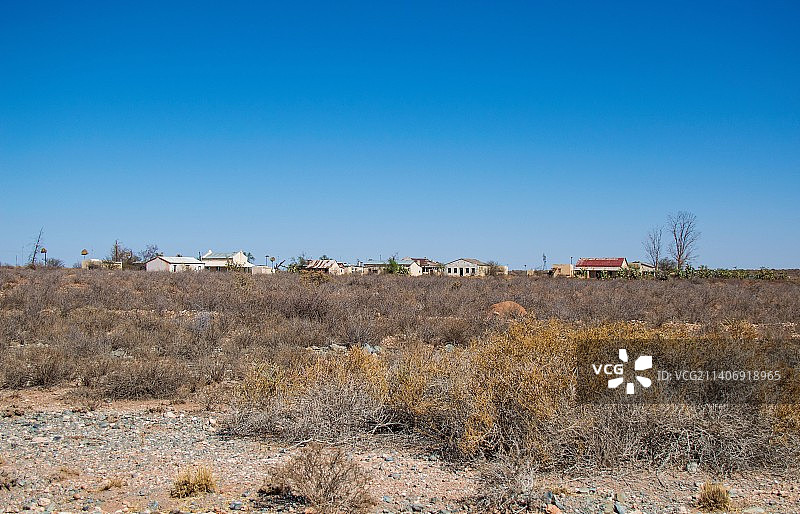 湛蓝晴空映衬下的田野风景图片素材