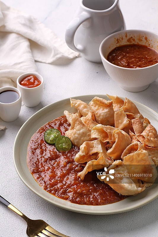 高角度的食物在盘子上的桌子图片素材