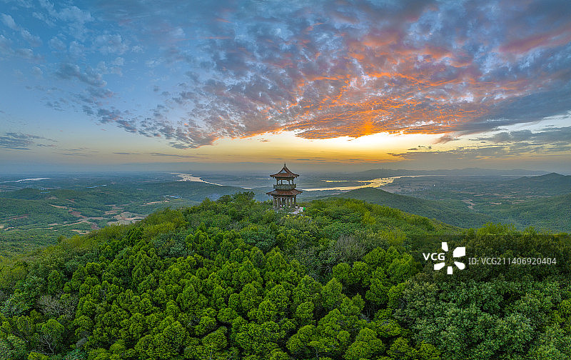 航拍襄阳鹿门山国家森林公园鹿门寺风景区日落晚霞自然风光图片素材