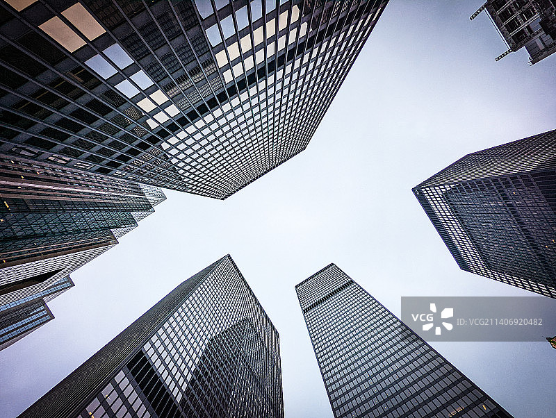 低角度拍摄：现代玻璃办公楼图片素材