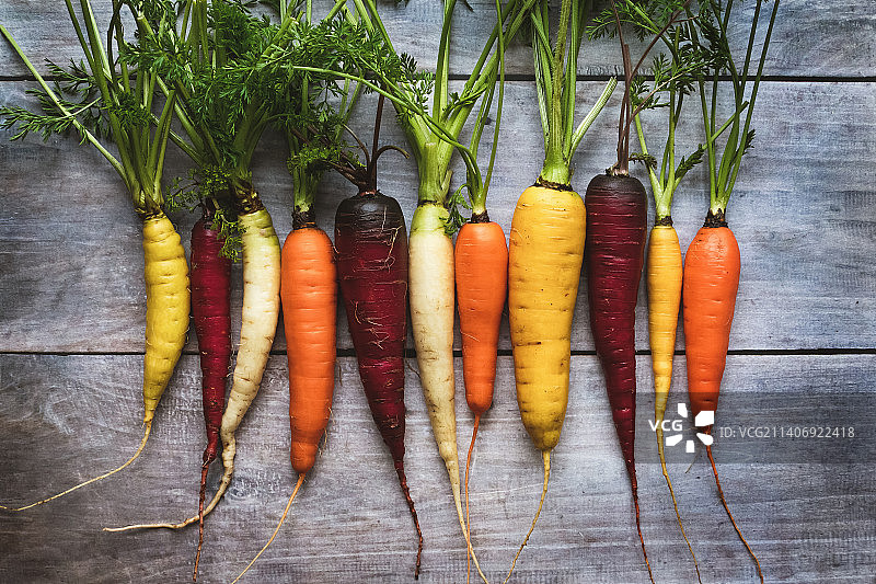 木桌上的彩色胡萝卜，彩虹胡萝卜图片素材