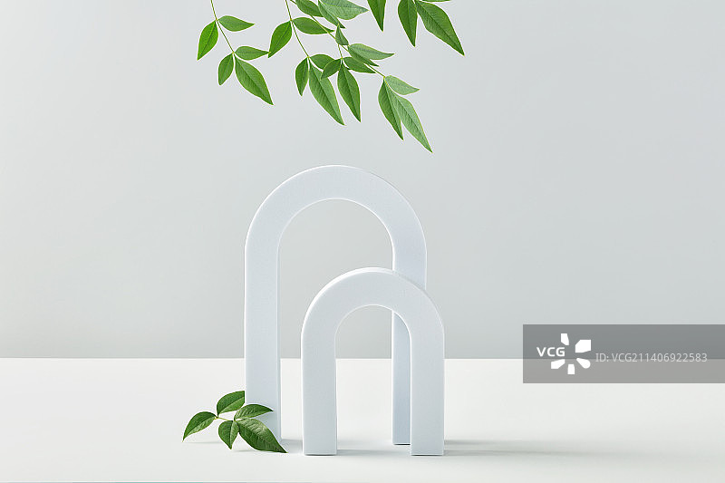白色背景下，桌子旁的雕像特写图片素材