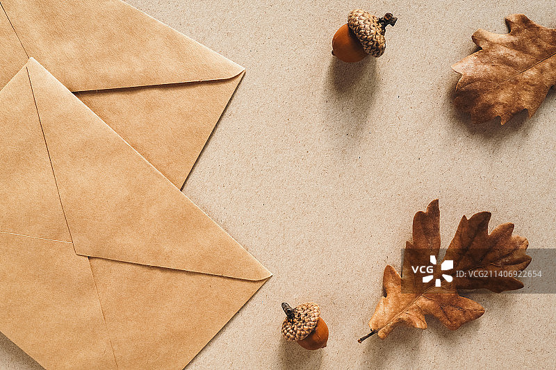 秋季背景与牛皮纸信封和橡树叶，秋季平铺，复制空间图片素材