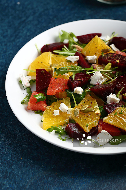 桌上碗里的沙拉特写图片素材