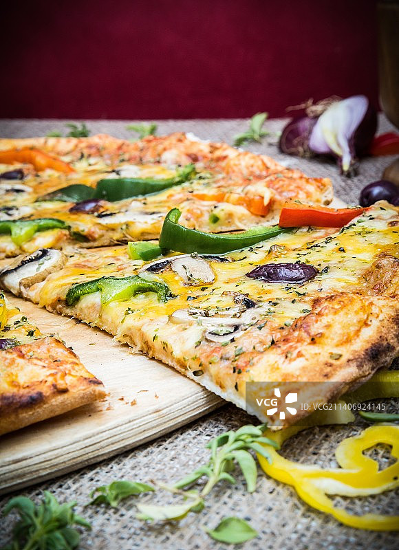 桌子上的披萨特写图片素材