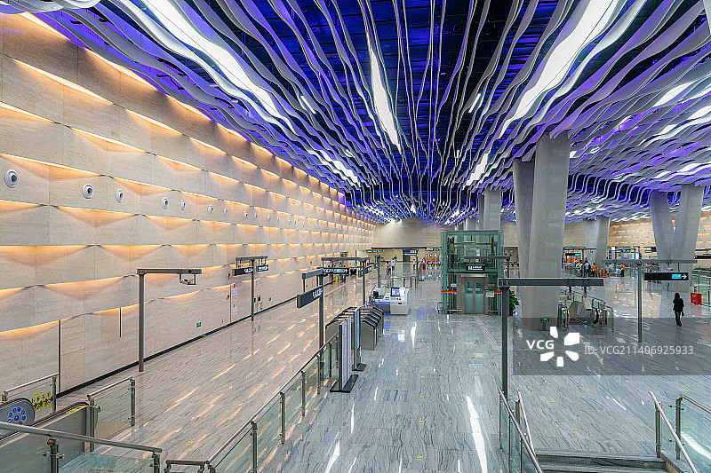 广州地铁八号线彩虹站站台内景图片素材