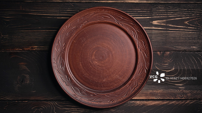 木桌上的乌克兰陶土盘俯视图图片素材