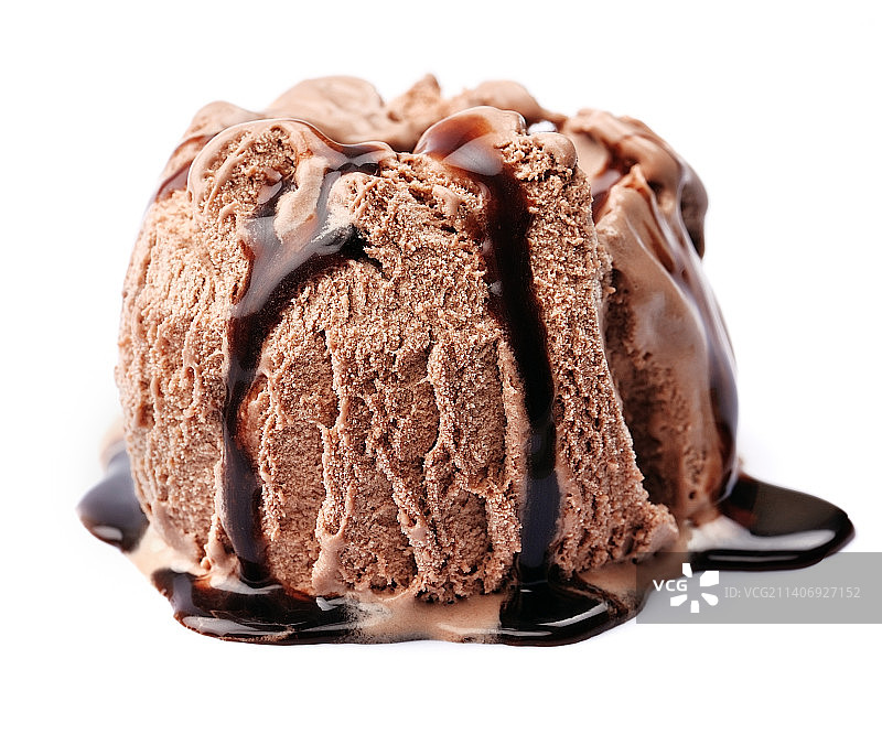 白色背景下的巧克力冰淇淋特写图片素材
