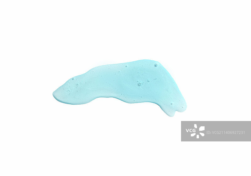 白色背景上分离的蓝色化妆品凝胶、精华液或去角质滴图片素材