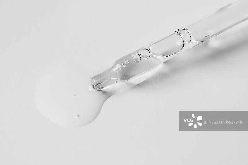 移液管中的精华液、油和洁面啫喱，猴痘新冠病毒图片素材