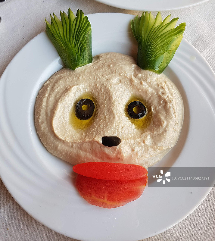 猫头鹰造型鹰嘴豆泥橄榄拼盘特写，埃及索哈格图片素材