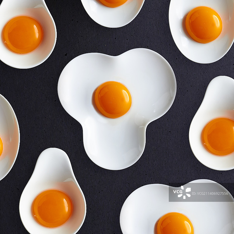 盘子里的蛋黄和破碎的鸡蛋特写图片素材