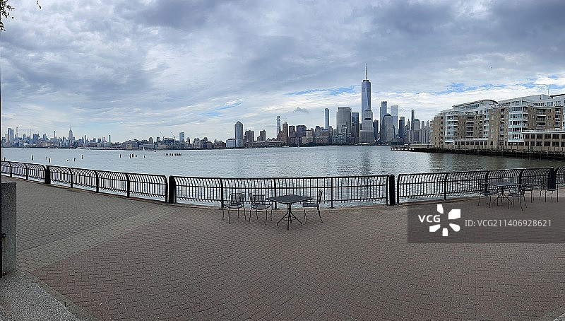 倒映在河中的城市，美国新泽西州泽西市图片素材