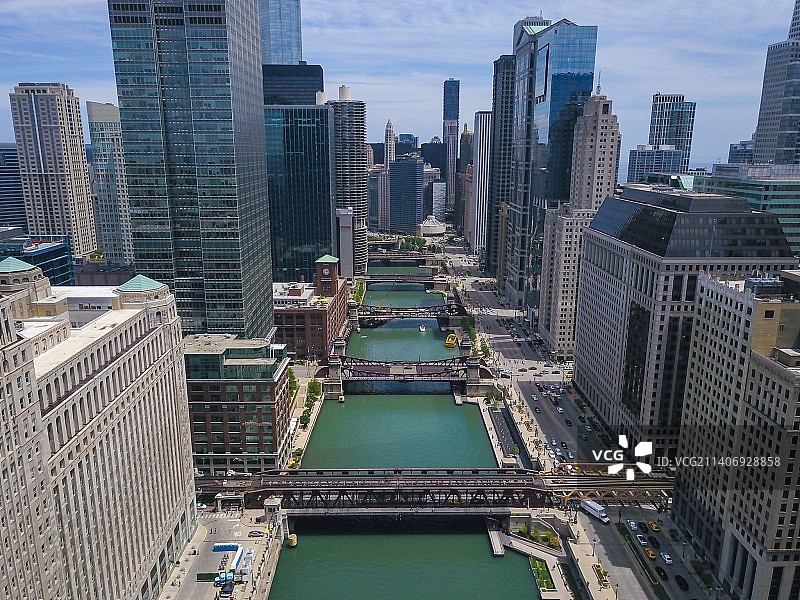 美国伊利诺伊州芝加哥圣帕特里克节的绿色芝加哥河图片素材