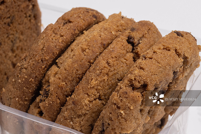 白色背景上的自制巧克力曲奇饼干图片素材