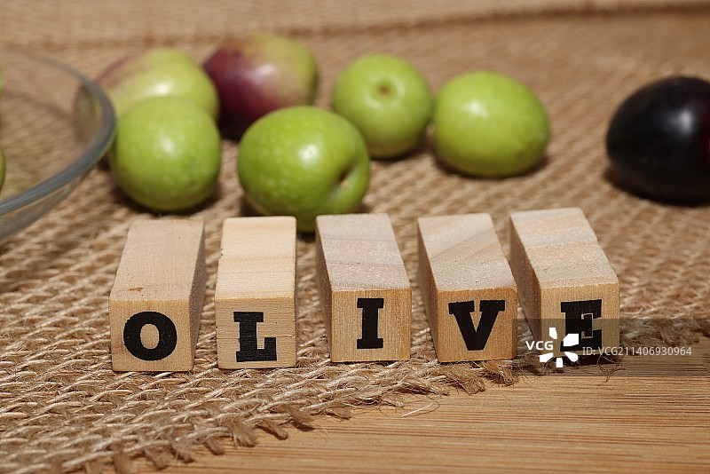 木制背景上的橄榄和橄榄油图片素材