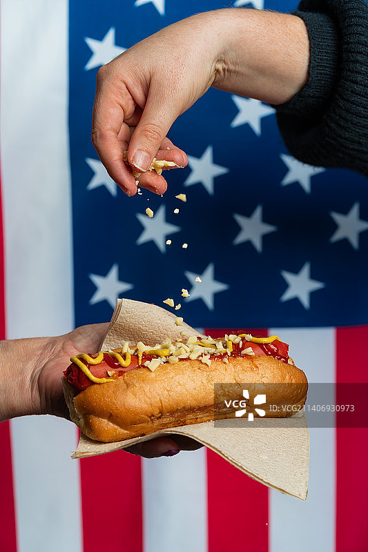 美式热狗上的奶酪碎屑图片素材