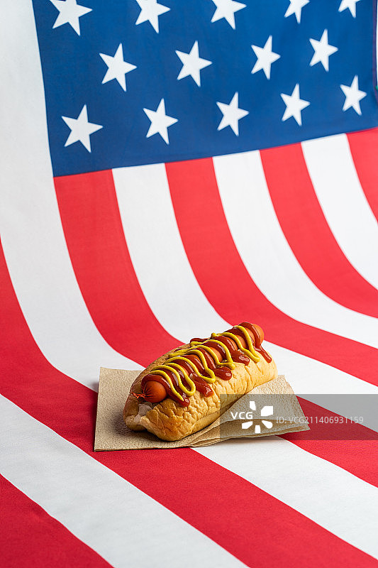 美国国旗特写，蓝色背景图片素材