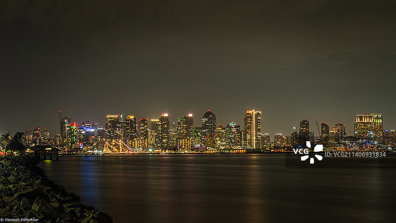 美国加利福尼亚州圣地亚哥夜间河边灯火通明的建筑鸟瞰图图片素材