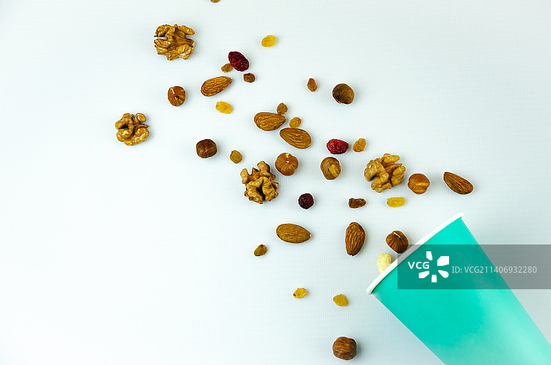 纸杯中倾泻而出的坚果图片素材