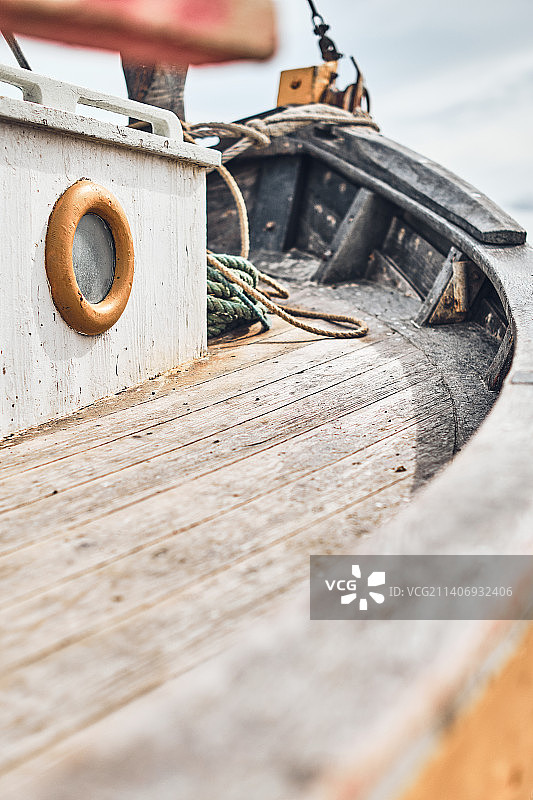停泊在湖上的废弃船只特写图片素材