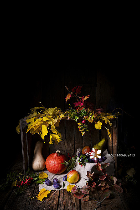 带秋叶的木箱里的各种水果图片素材