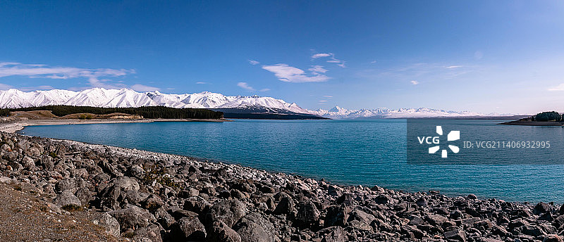 新西兰坎特伯雷的蓝色天空下的海景图片素材