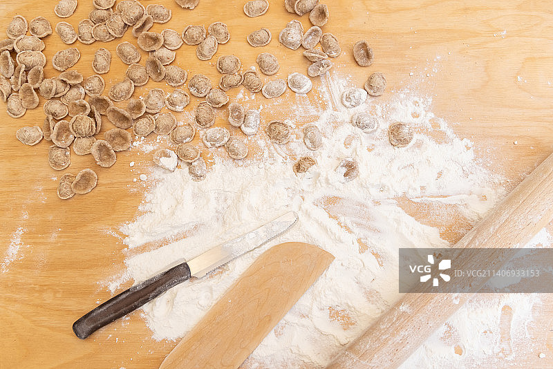 在木桌上准备意大利南部传统猫耳朵面图片素材