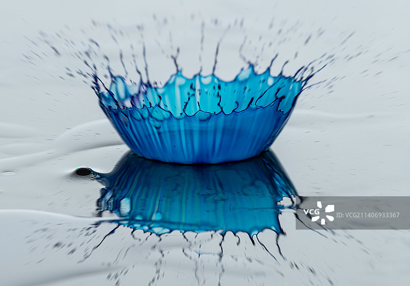 蓝色油漆飞溅的特写图片素材