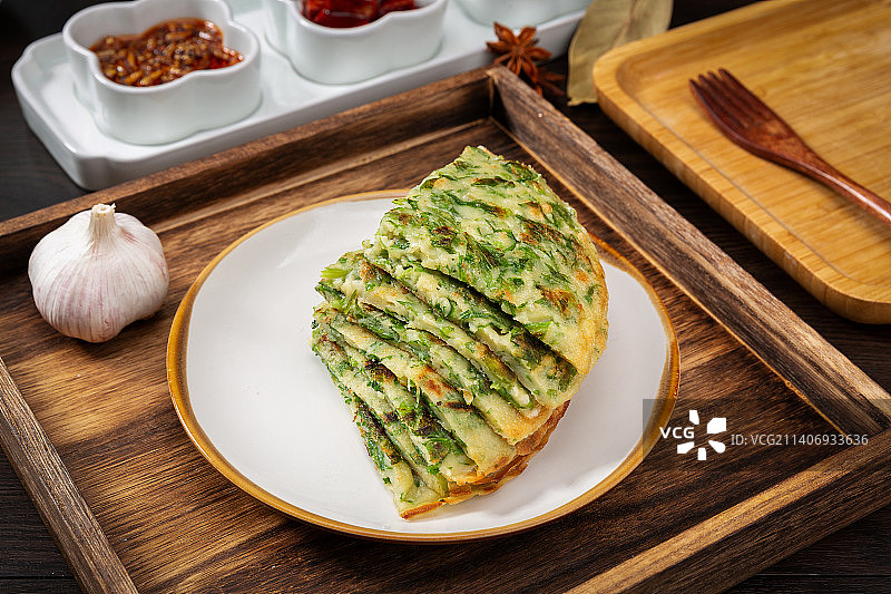 盘子里的芹菜叶煎饼图片素材