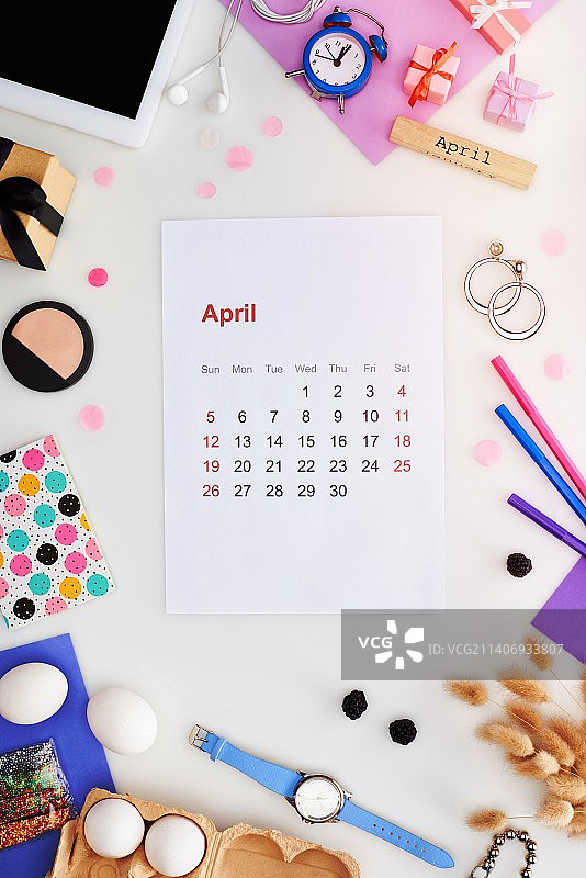 俯视拍摄的桌面上的物品图片素材