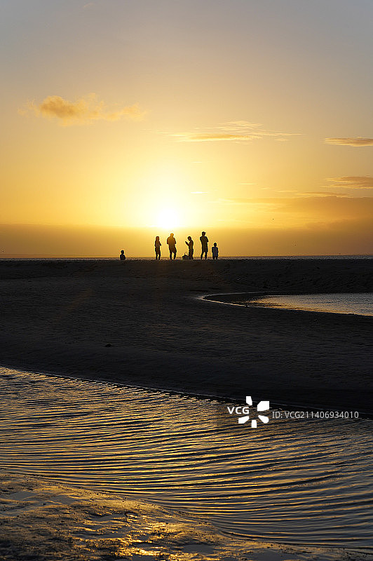菲律宾班塔延岛海滩日落时分的人们剪影图片素材