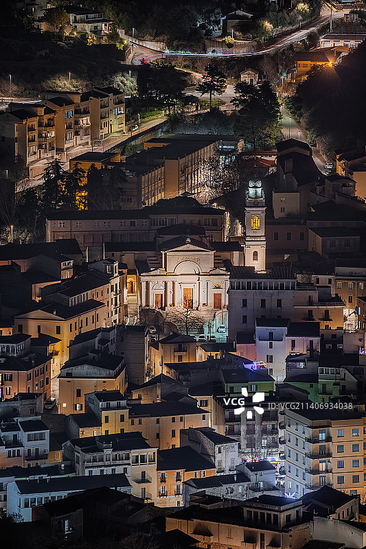 意大利萨萨里省城市夜间灯火通明的建筑高角度视野图片素材