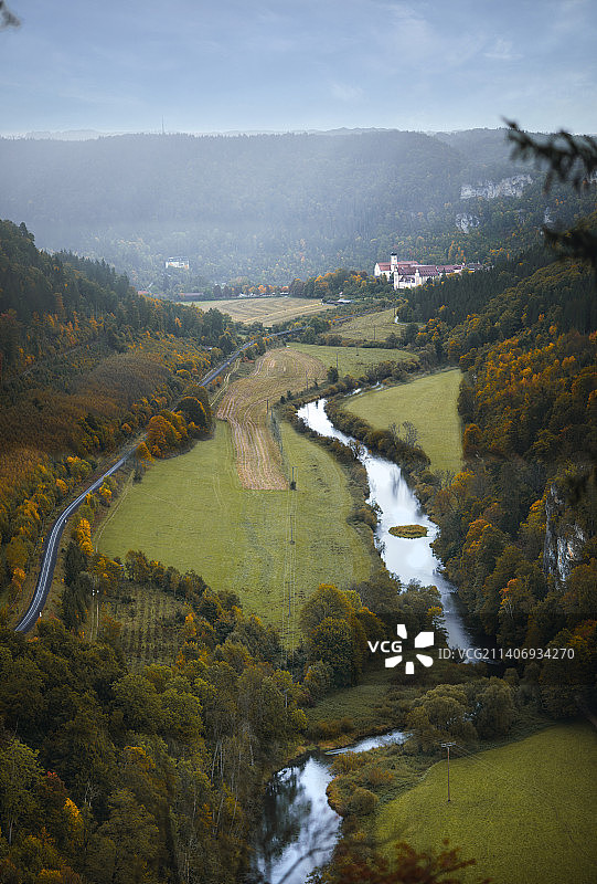 德国多瑙埃兴根，树木环绕的多瑙河高角度视图图片素材