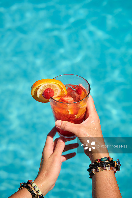 女士手持鸡尾酒杯（西班牙）图片素材