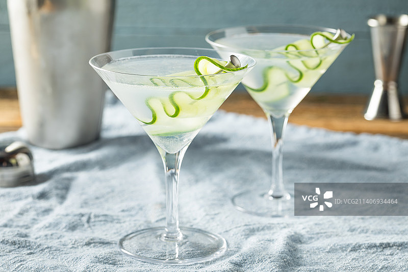 自制日式清酒黄瓜马提尼鸡尾酒图片素材