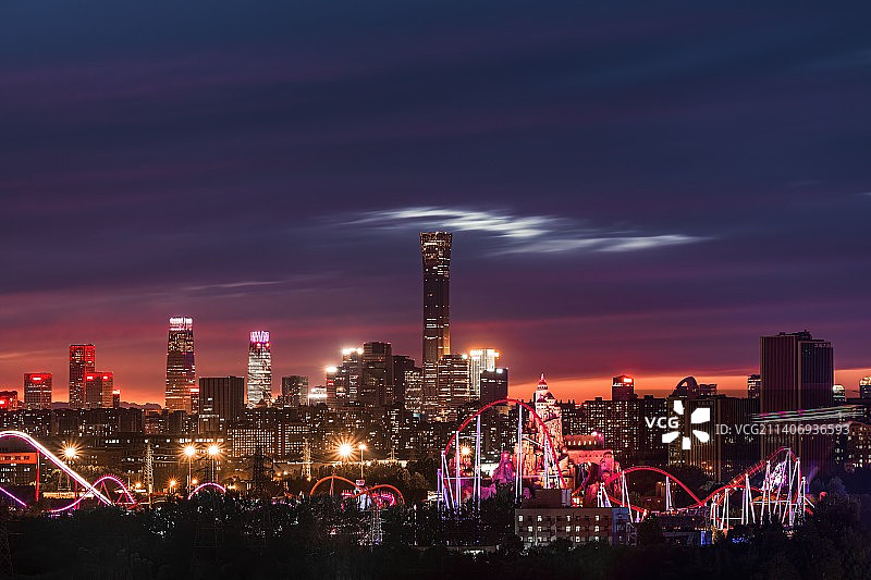 北京欢乐谷与国贸晚霞图片素材