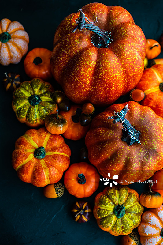 高角度拍摄的桌上的南瓜图片素材