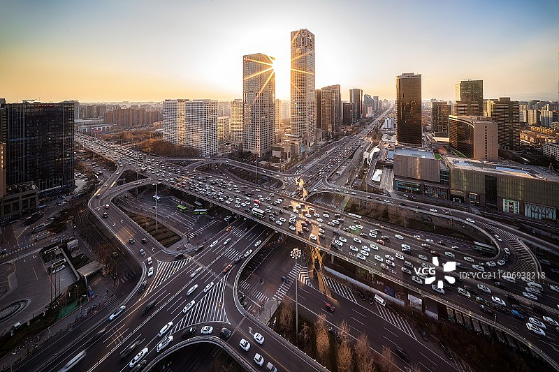北京繁忙的国贸桥交通夕阳金光图片素材
