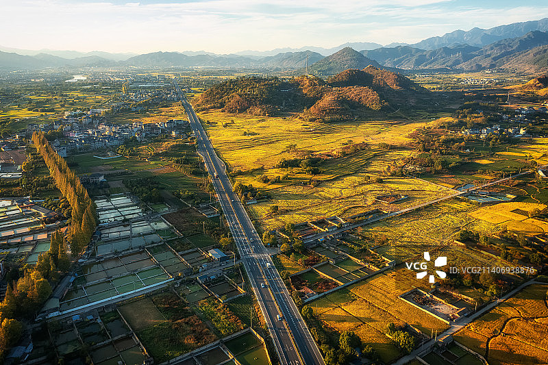 浙江丽水松阳松古灌区松阴溪秋季水稻丰收航拍图片素材
