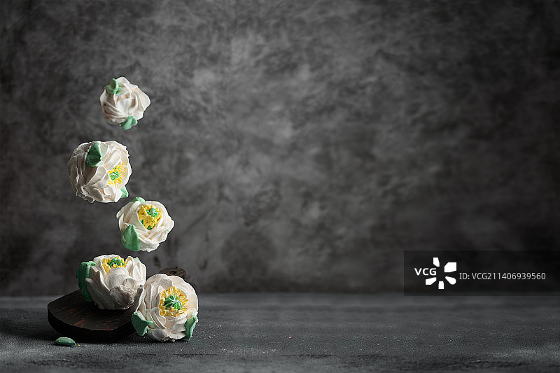 传统俄式自制蛋白酥皮棉花糖或西风花，芬兰图片素材