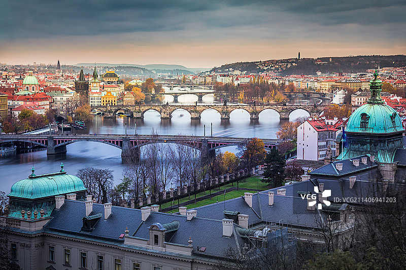 捷克共和国布拉格老城桥梁和伏尔塔瓦河黎明景色图片素材