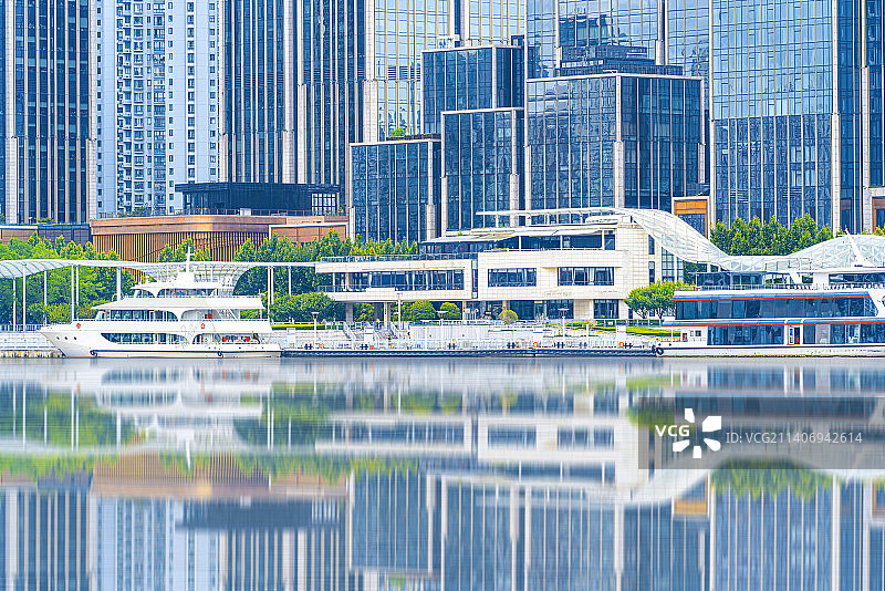 上海外滩bfc金融中心建筑群和黄浦江图片素材