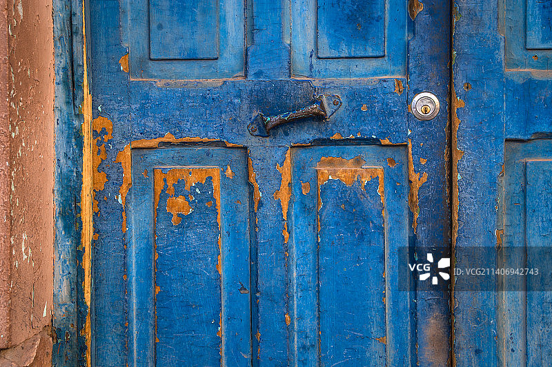 带有生锈金属铰链的蓝色纹理旧木门图片素材