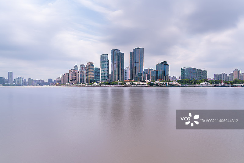 上海外滩bfc金融中心建筑群和黄浦江全景图片素材