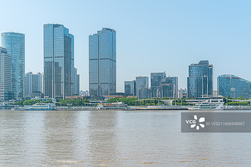 上海外滩bfc金融中心建筑群和黄浦江图片素材