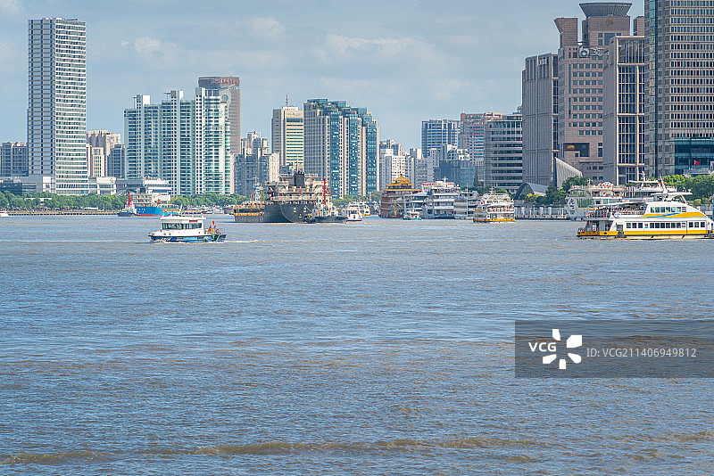 上海外滩bfc金融中心建筑群城市天际线和停靠的黄浦江上游船图片素材