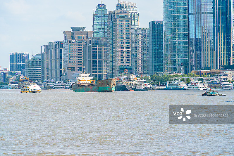 上海外滩bfc金融中心建筑群城市天际线和停靠的黄浦江上游船图片素材